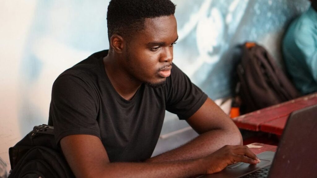 Développeur concentré sur son ordinateur portable