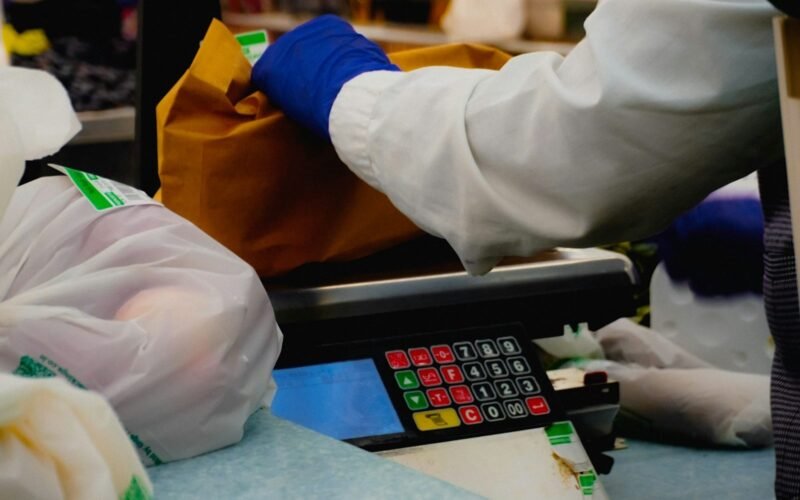 Caisse de supermarché pendant la pesée des produits