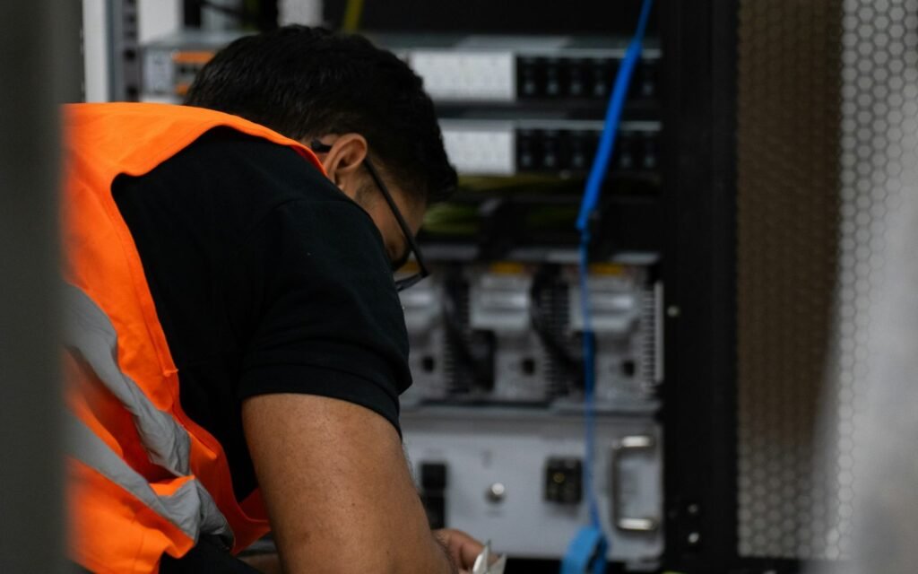 Technicien intervenant sur un équipement serveur