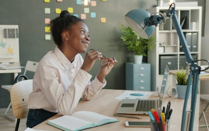 Cadre financière à son bureau