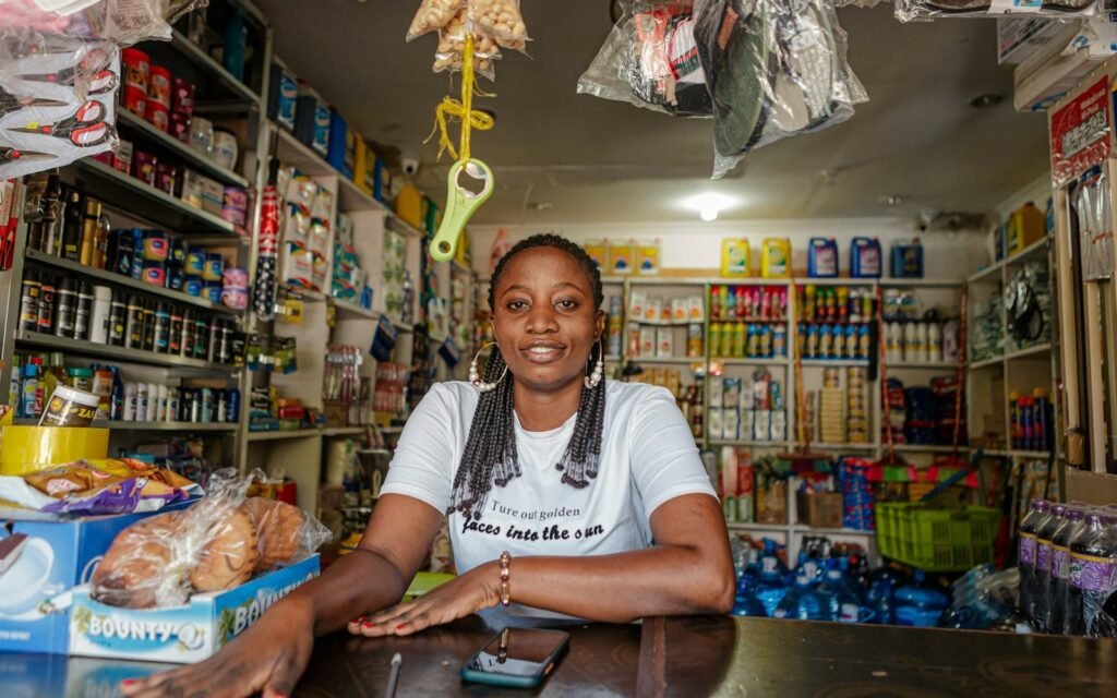 Commerçante derrière le comptoir de sa boutique