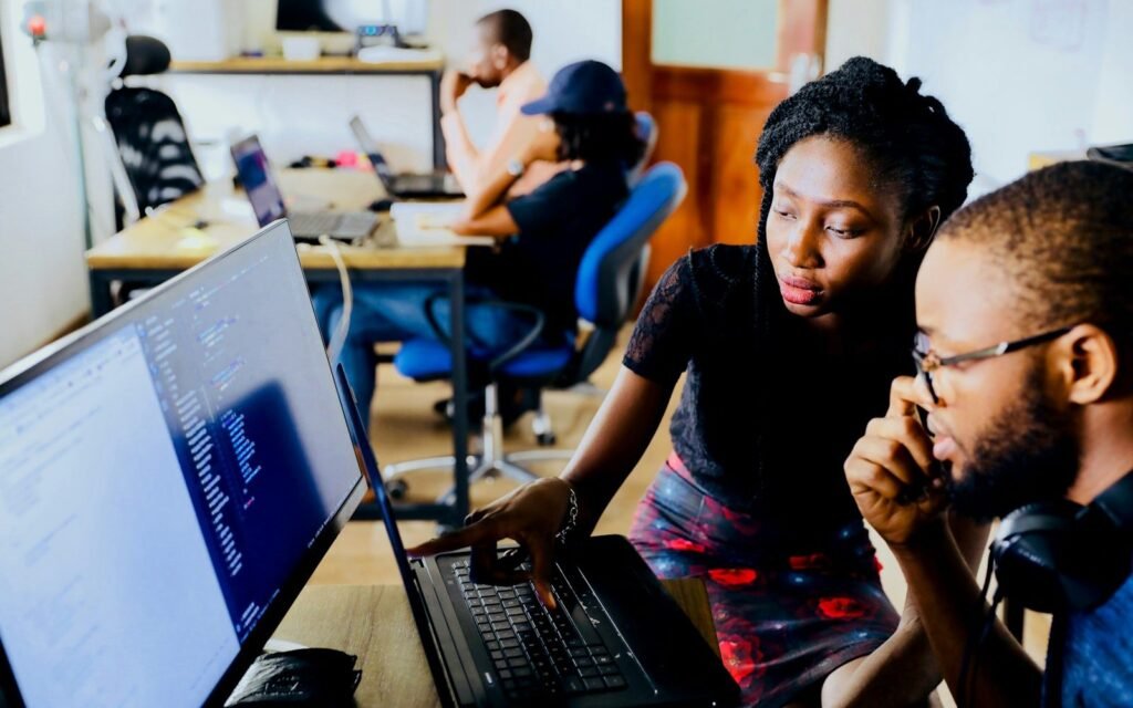 Formateur et apprenante devant un écran