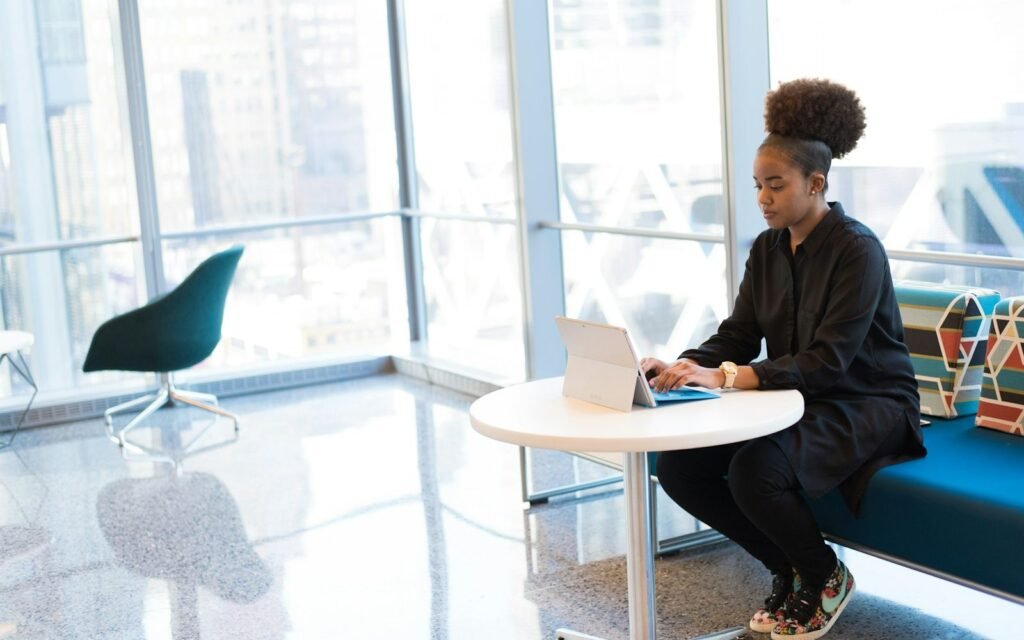 Cadre consultant une tablette dans un bureau
