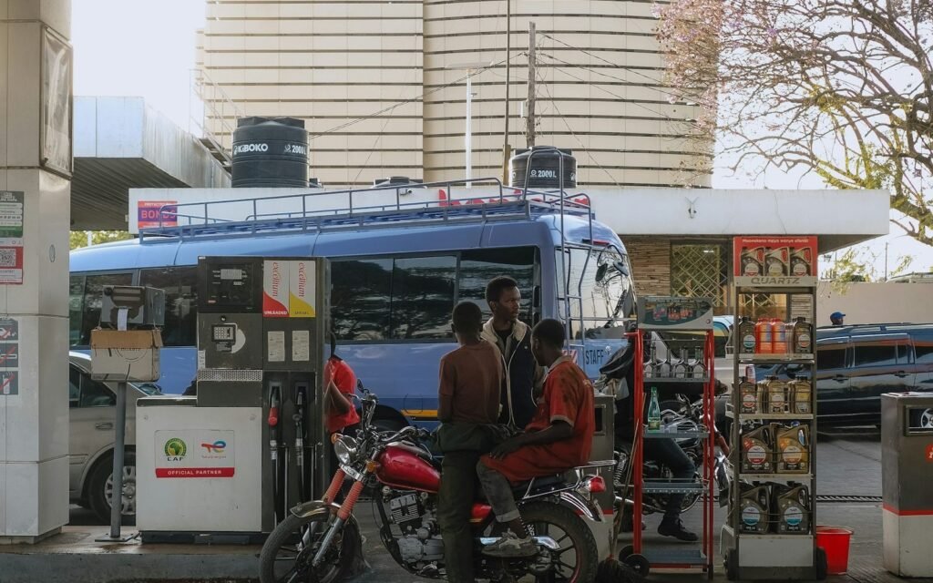 Clients à moto dans une station-service